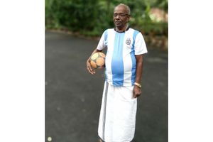 లుంగీపై జెర్సీ: పుట్‌బాల్ ఆడిన కేరళ మంత్రి, అర్జెంటీనాకు మద్దతు