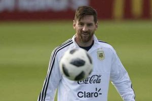 ప్రపంచంలోని వారొక వైపు.. మెస్సీ అభిమానులు మరో వైపు