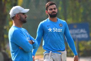 నెట్ ప్రాక్టీసుతో చెమట చిందిస్తున్న ధోనీ.. కోహ్లీ (వీడియో)