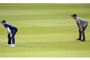 ఫీల్డ్‌లో కామెంటేటర్‌?: ఐసీసీకి మతిపోయింది, ట్విట్టర్‌లో నెటిజన్ల జోకులు
