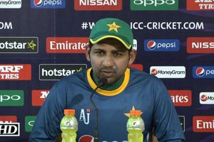 ధోనీ నుంచి చాలా నేర్చుకున్నా: పాక్ కెప్టెన్