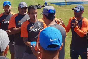 మైదానంలోకి డ్రింక్స్ మోసుకెళ్లిన ధోనీ