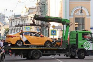 స్టేడియంలోని అభిమానుల పైకి దూసుకొచ్చిన కారు