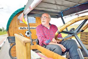 భిన్నంగా ఫిఫా వరల్డ్ కప్‌కు: 82 ఏళ్ల కిందటి ట్రాక్టర్‌తో అభిమాని