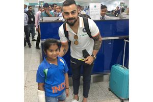 చిన్నారి రాధతో కోహ్లీ ఫోటో: ఐర్లాండ్ పర్యటనకు బయల్దేరిన టీమిండియా