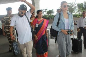 సతీమణితో కలిసి బెంగళూరు బయల్దేరిన విరాట్ కోహ్లీ