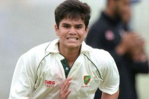 కొలంబోలో మొదటి వికెట్ పడగొట్టిన టెండూల్కర్