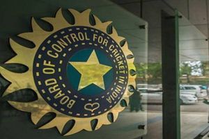 'మమ్మల్ని కాదని ఇంగ్లాండ్‌కు మీరెందుకు వెళ్తున్నారు'