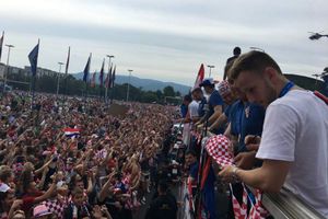 బ్రహ్మరథం పట్టారు: ఊహించని రీతిలో గ్రాండ్ వెల్‌కమ్ (వీడియో)