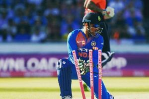 టీ20ల్లో అత్యధిక స్టంపింగ్స్: కమ్రాన్ అక్మల్ రికార్డు బద్దలు కొట్టిన ధోని