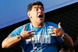 కోచ్‌గా ఫ్రీగా పనిచేస్తా: అర్జెంటీనా ఓటమితో మారడోనా బంఫర్ ఆఫర్