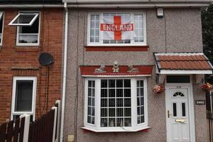 ఉత్కంఠ క్షణాల కోసం ఎదురుచూపు: షెఫీల్డ్ ఇళ్లపై ఇంగ్లాండ్ జాతీయ జెండా రెపరెపలు