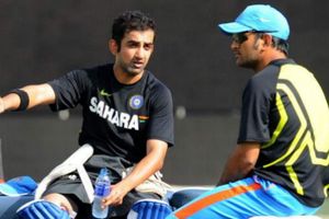 ధోనీ వల్లే జట్టు తీవ్ర ఒత్తిడికి గురవుతోంది: గంభీర్