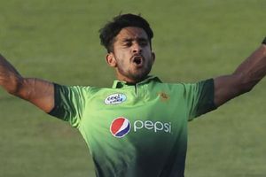 పాకిస్థానీ క్రికెటర్ అత్యుత్సాహం.. మెడ పట్టేసింది