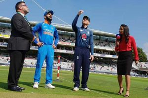 11 పరుగుల వ్యవధిలో 3 వికెట్లు: రెండో వన్డేలో భారత్ ఓటమి