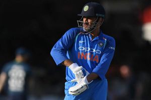 ఒకవైఫు బాధ, మరొకవైపు అభిమాని: గ్లోవ్స్‌ను గిఫ్ట్‌గా ఇచ్చిన ధోని