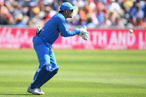 ఇంగ్లాండ్ పర్యటనలో తెల్లటి గడ్డంతో ధోని: సలహా ఇచ్చిన గంభీర్