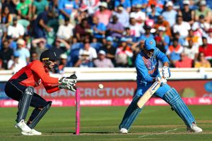 ధోనీని విమర్శించే ముందు ఆలోచించండి: కోహ్లీ