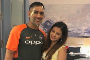 హెలికాప్టర్ షాట్‌తో మ్యాచ్ ముగిస్తే ఎలా ఫీలవుతారు?: ధోని భార్యకు అభిమాని ప్రశ్న