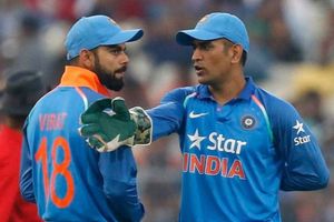 ధోని నో చెప్పిన వేళ... మహిళా అభిమానికి ఆటోగ్రాఫ్ ఇచ్చిన కోహ్లీ (వీడియో)