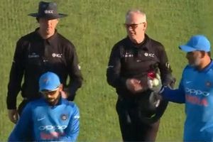 ధోనీ.. రిటైర్‌మెంట్ ప్రకటించేందుకే బాల్ తీసుకున్నాడా..?? (వీడియో)