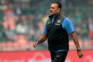 నేను ప్రశ్నించను, మీరు ఫిర్యాదులు చేయకండి: పిచ్‌పై శాస్త్రి వివాదం