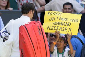 చిన్నారి అభిమాని వింత కోరిక, వెంటనే స్పందించిన ఫెదరర్(వీడియో)