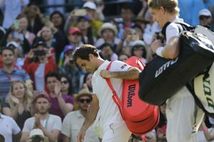 ఆరంభంలో తడబడ్డ ఫెదరర్, వింబుల్డన్ నుంచి నిష్క్రమణ