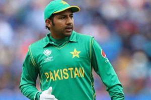 ధోనీని అనుకరించబోయి.. ఫెయిలైన పాక్ కెప్టెన్