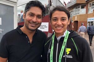 ఫ్యాన్ గర్ల్: రికార్డు హాఫ్ సెంచరీ తర్వాత తన ఫేవరెట్ క్రికెటర్‌ను కలిసి మంధాన