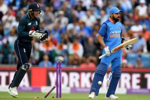 వీడియో వైరల్: రషీద్ మ్యాజిక్ బంతికి కోహ్లీ క్లీన్ బౌల్డ్