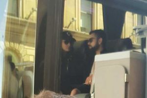 టీమ్ బస్సులో కోహ్లీ పక్కనే అనుష్క శర్మ: వీడియో వైరల్