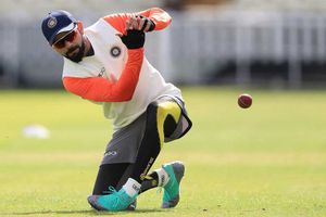 ఇంగ్లీషు గడ్డపై భువీ కంటే కోహ్లీనే బెటర్..!!