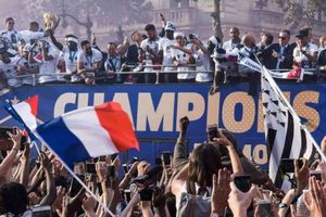 పోటెత్తిన జనం.. హోరెత్తిన శుభాకాంక్షలు