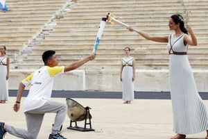 ఏథెన్స్‌లోని పురాతన స్టేడియంలో వెలిగిన యూత్ ఒలింపిక్స్ జ్యోతి