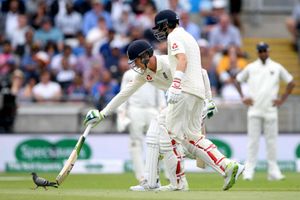 వికెట్ తీసేందుకు పావురమే షమీకి సాయం చేసిందట..!!(వీడియో)