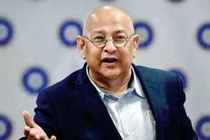 ఏడాదిన్నర కాలంగా ఈ మెయిల్స్ రాయడమే అతని పని: అమితాబ్