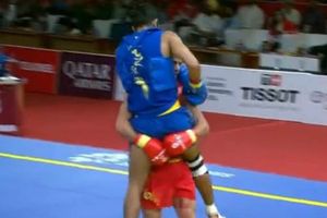 క్రీడా స్ఫూర్తిని చాటిన ఇరాన్ ప్లేయర్.. ప్రత్యర్థిని ఎత్తుకుని కోచ్ వరకూ..!