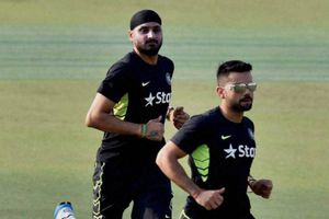 38 టెస్టుల్లో 38 మార్పులా!: కోహ్లీపై హర్భజన్ సింగ్ మండిపాటు