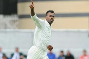 భజ్జీ నోరు మూయించేలా పాండ్యా ప్రదర్శన: నెటిజన్ల ట్వీట్లు, వైరల్