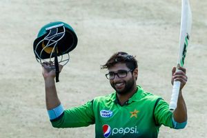 భారత్‌తో ఆడి.. కోహ్లీని పడగొట్టాలి: పాక్ క్రికెటర్