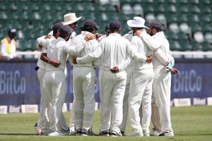 తొలిటెస్టు, డే 3: కష్టాల్లో ఇంగ్లాండ్, లంచ్ విరామానికి 86/6