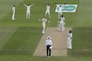 4th Test Day 2: కోహ్లీని ఔట్ చేసిన కర్రన్, పుజారా హాఫ్ సెంచరీ