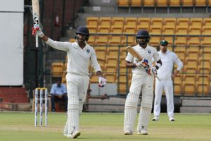 చివరి రెండు టెస్టులకు ధావన్ వద్దు... మయాంక్ ముద్దు: నెటిజన్ల ట్రోల్