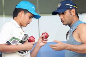 ధోనీతో అర్జున్ టెండూల్కర్‌ని పోల్చి చూస్తున్న నెటిజన్లు