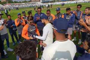 ముగిసిన రిషబ్ పంత్ నిరీక్షణ: క్యాప్ ఇచ్చిన కోహ్లీ, టెస్టుల్లో అరంగేట్రం