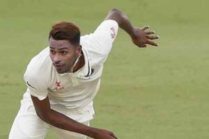 పాండ్యా బౌలింగ్‌లో కుక్ తొలిసారి: సూపర్ క్యాచ్ అందుకున్న కోహ్లీ