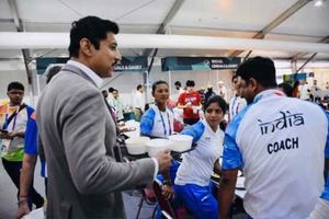 ఆటగాళ్ల కోసం సర్వర్‌గా మారిన మంత్రి: రాథోడ్‌పై ఓ నెటిజన్ ట్వీట్