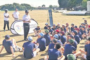 అకాడమీ ప్రారంభం: చిన్నారులకు సచిన్ క్రికెట్ పాఠాలు