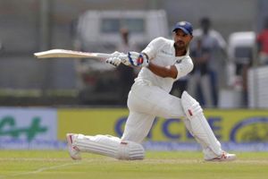 ధావన్ మార్చుకుంటాడా.. ధావన్నే మారుస్తారా..??